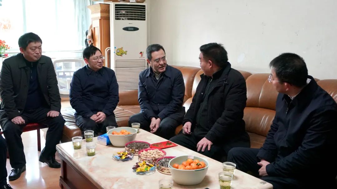 省国资委党委书记、主任冯文生等领导走访慰问省尊龙凯时集团老党员、老干部