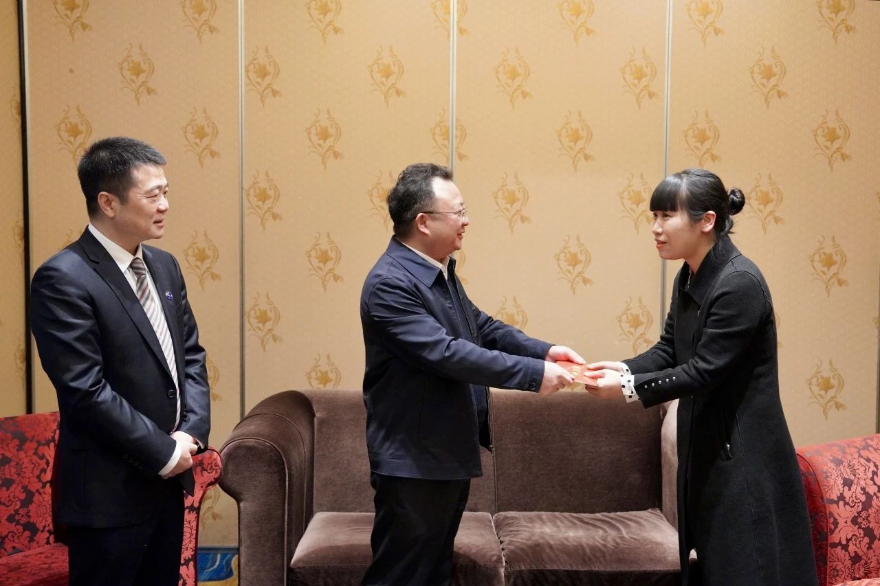 省国资委党委委员、副主任何政一行走访慰问省尊龙凯时集团生活困难党员