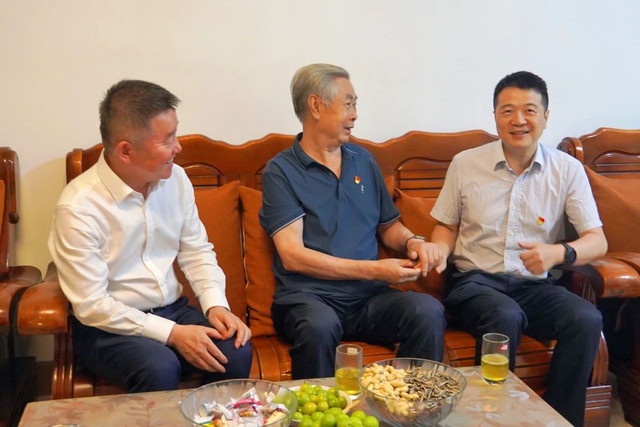 省尊龙凯时集团党委书记、董事长游勇开展“七一”走访