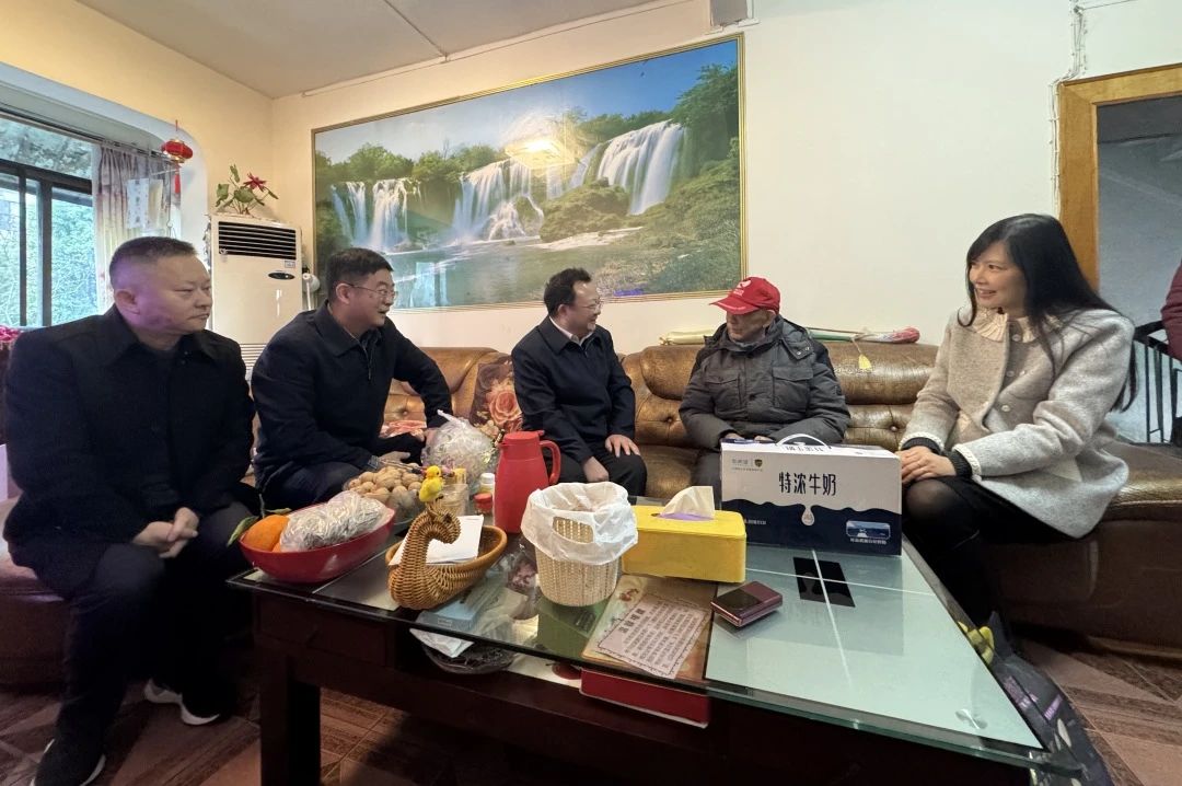 省国资委党委委员、副主任何政走访慰问省尊龙凯时集团老党员、老干部